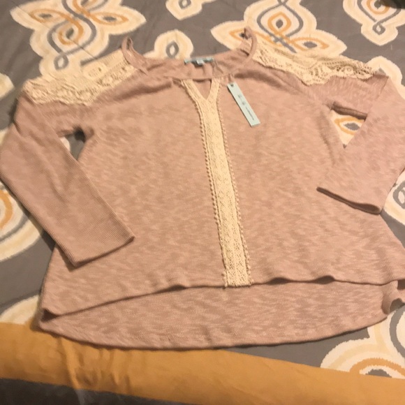 Cold Shoulder top - Picture 4 of 5